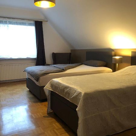 Privatunterkunft "An Der Hecke" Neuss Eksteriør billede